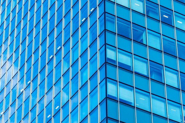 Edificio hermoso del negocio de la oficina de la arquitectura con forma de la ventana de cristal