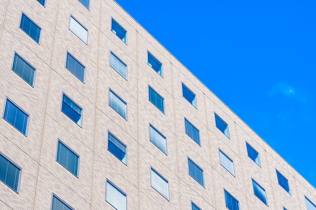 Edificio hermoso del negocio de la oficina de la arquitectura con forma de la ventana de cristal