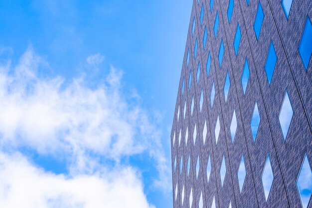 Edificio hermoso del negocio de la oficina de la arquitectura con forma de la ventana de cristal