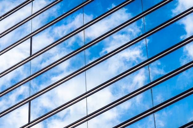 Foto gratuita edificio hermoso del negocio de la oficina de la arquitectura con forma de la ventana de cristal