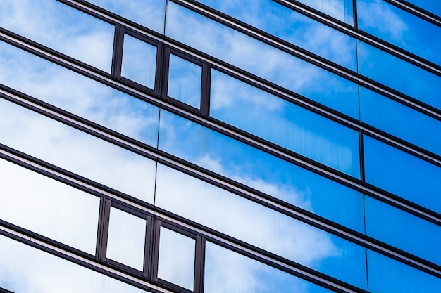 Foto gratuita edificio hermoso del negocio de la oficina de la arquitectura con forma de la ventana de cristal