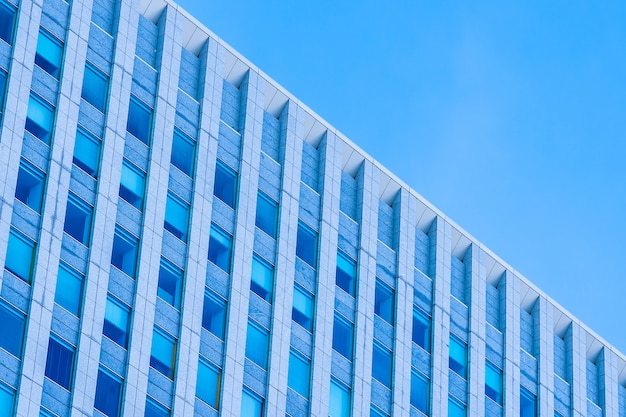 Foto gratuita edificio hermoso del negocio de la oficina de la arquitectura con forma de la ventana de cristal