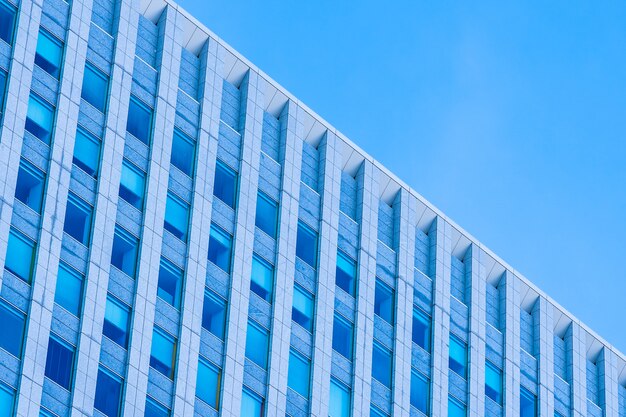 Edificio hermoso del negocio de la oficina de la arquitectura con forma de la ventana de cristal