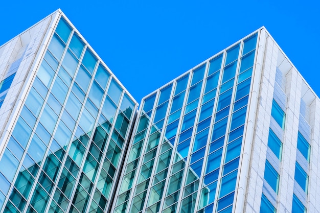 Edificio hermoso del negocio de la oficina de la arquitectura con forma de la ventana de cristal