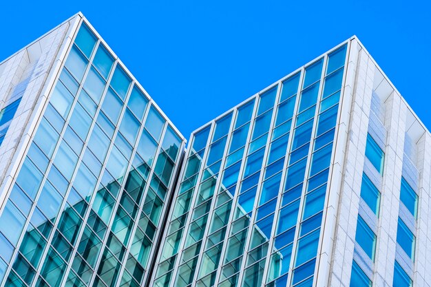 Edificio hermoso del negocio de la oficina de la arquitectura con forma de la ventana de cristal