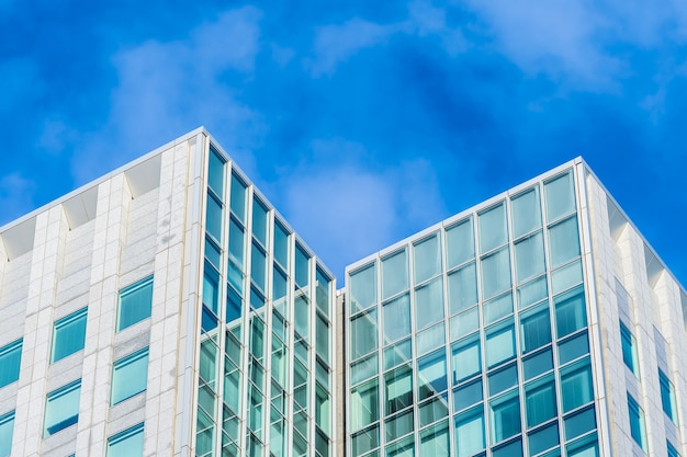 Foto gratuita edificio hermoso del negocio de la oficina de la arquitectura con forma de la ventana de cristal