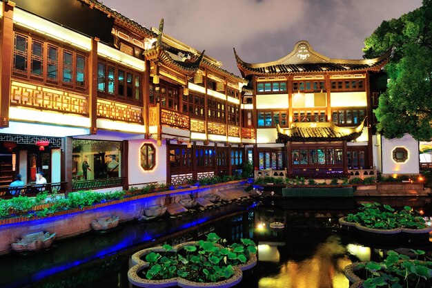 Edificio histórico de estilo pagoda en Shanghái por la noche