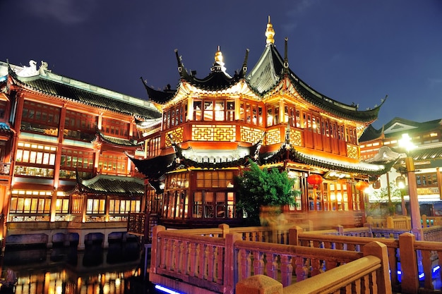 Edificio histórico de estilo pagoda en Shanghái por la noche