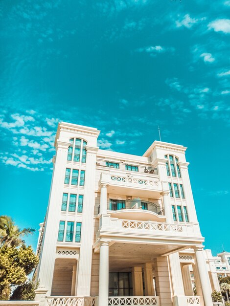 Edificio de hormigón blanco con balcones