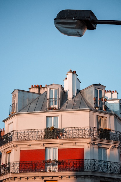 Edificio de hormigón blanco y marrón bajo un cielo azul