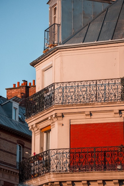 Edificio de hormigón blanco y rojo