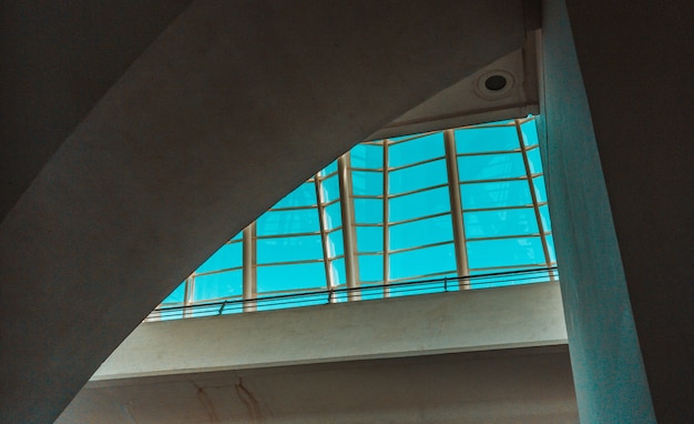 Edificio de hormigón y cielo azul visto a través de la ventana