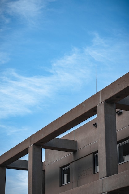 Edificio de hormigón gris con pilares