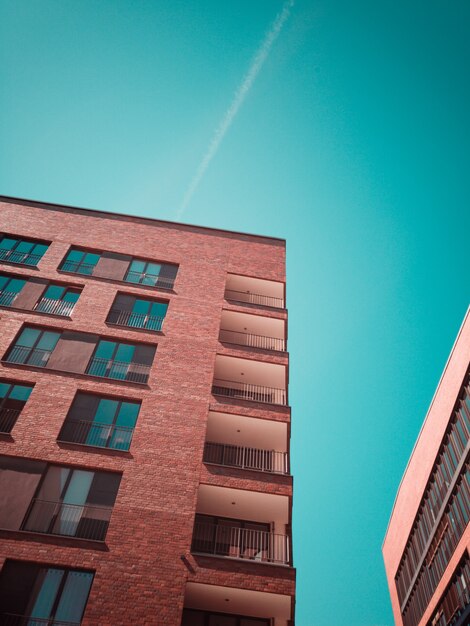 Edificio de hormigón marrón con balcones