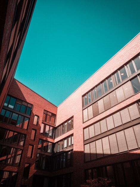 Edificio de hormigón marrón y cielo azul claro