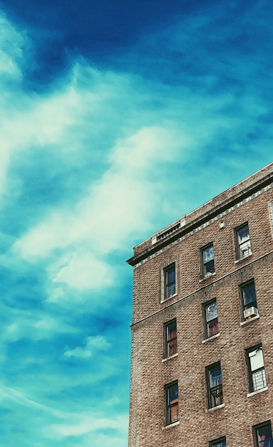 Edificio de hormigón marrón bajo un cielo azul durante el día