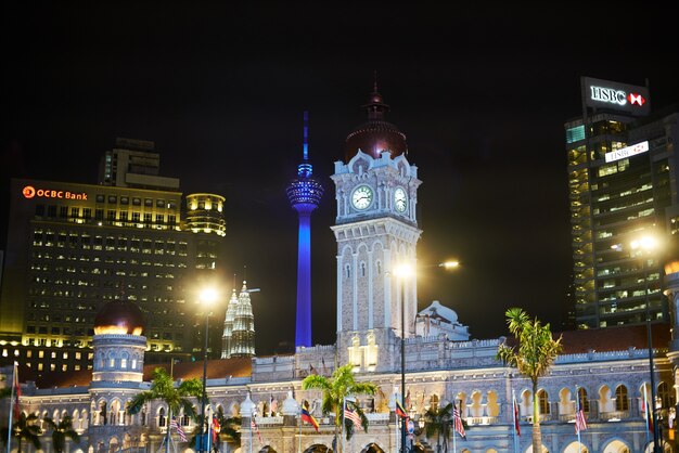 Edificio iluminado por la noche