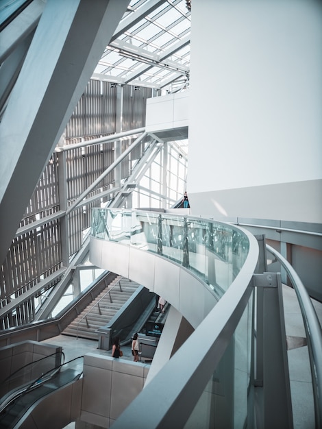 Edificio interior moderno con colores claros