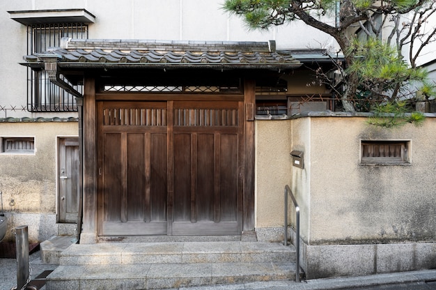 Edificio japonés de la entrada de la casa vieja