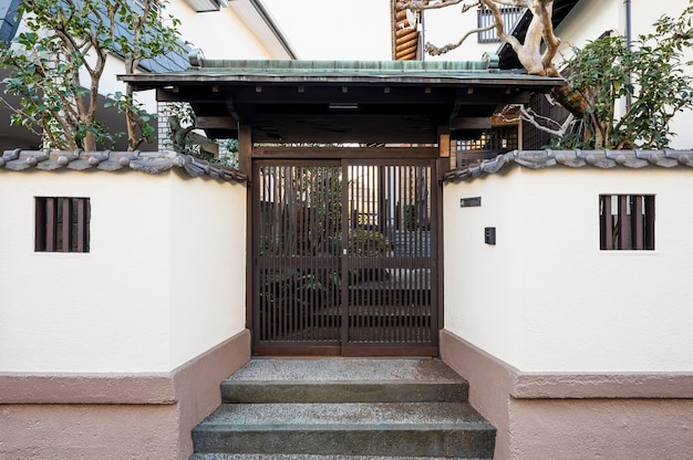 Edificio japonés de la entrada de la casa