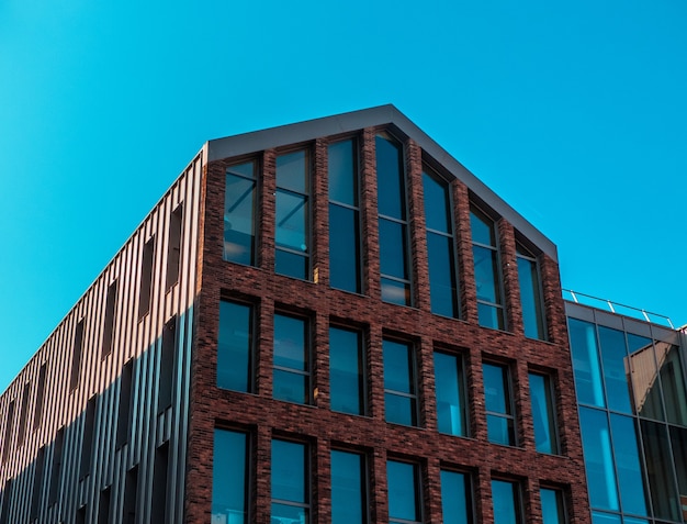 Edificio de ladrillo con múltiples ventanas grandes.