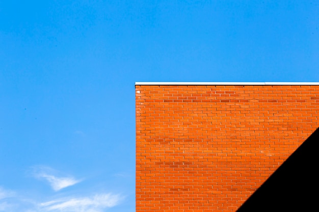 Edificio de ladrillo naranja con sombra