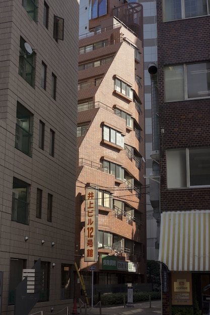 Edificio de ladrillo rojo bañado en luz