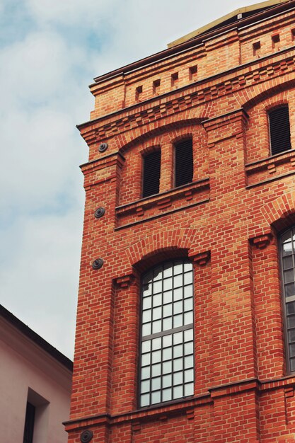 Edificio de ladrillos con el cielo de fondo