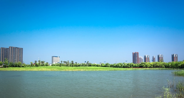 Foto gratuita edificio y lago