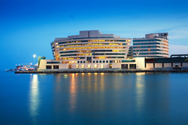 Edificio Maing de Port Vell por la tarde