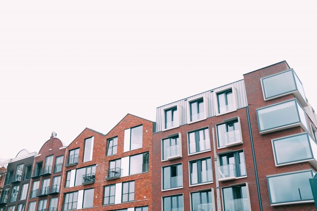 Edificio marrón de hormigón bajo el cielo blanco