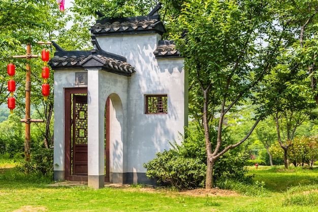 Foto gratuita edificio en mitad del campo