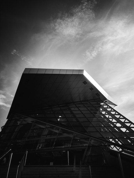 Edificio moderno en blanco y negro