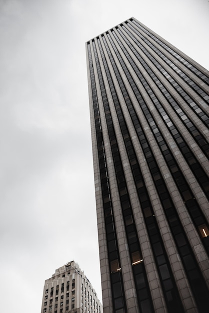 Edificio moderno en el espacio urbano de ángulo bajo