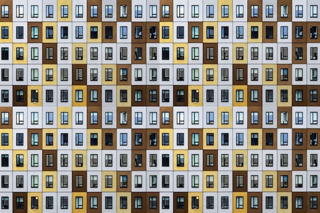 Edificio moderno con giros arquitectónicos abstractos que lo hacen parecer una obra de arte.