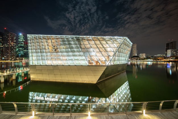 Edificio moderno iluminado por la noche.