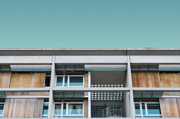 Edificio moderno de madera bajo el cielo azul