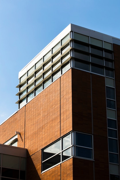 Edificio moderno con muchas ventanas.