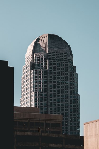 Edificio moderno de negocios de gran altura tocando el cielo