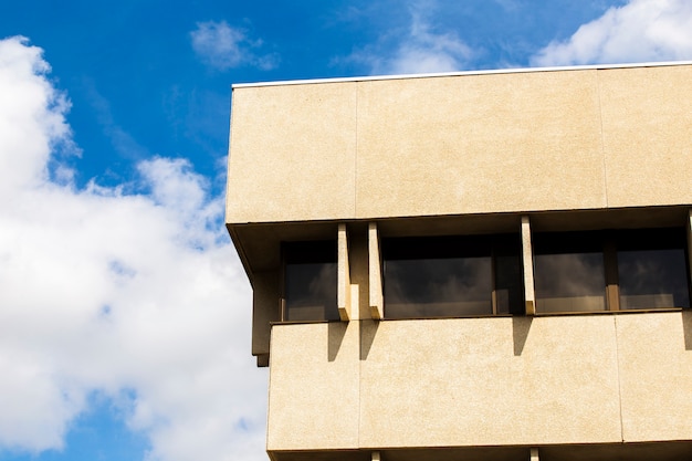 Edificio moderno de piedra con ventanas.