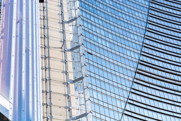 Edificio moderno repleto de ventanas