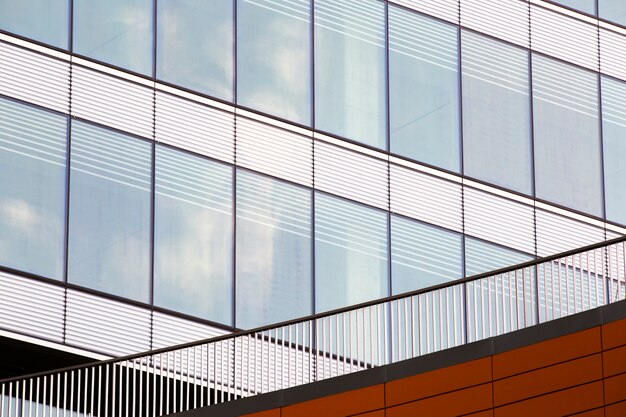 Edificio moderno con ventanas cerca de la baranda.