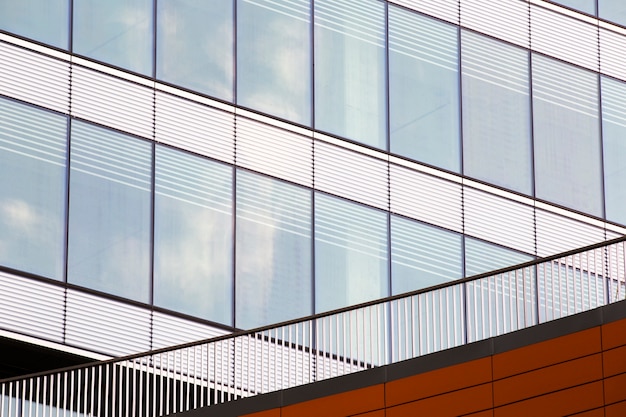 Edificio moderno con ventanas cerca de la baranda.