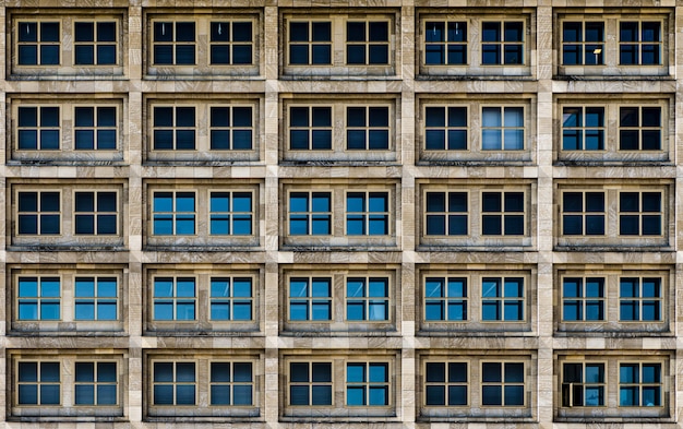 Edificio moderno con ventanas de vidrio que presencian en silencio la vida de la gran ciudad.