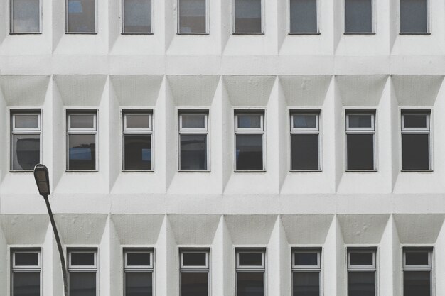 Edificio monocromático con ventanas.