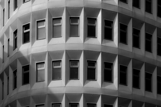 Edificio monocromático con ventanas.