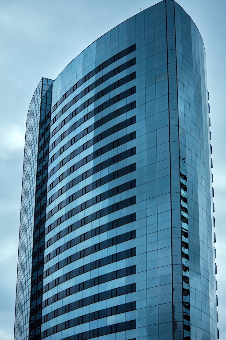 Foto gratuito edificio de negocios de rascacielos en la ciudad