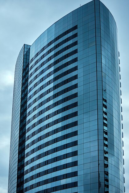 Edificio de negocios de rascacielos en la ciudad