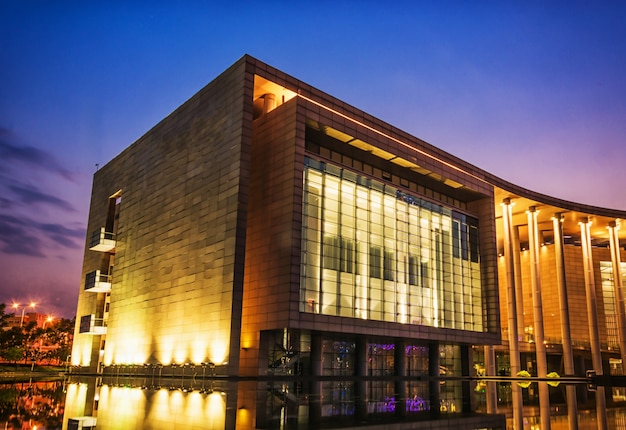 Edificio en la noche