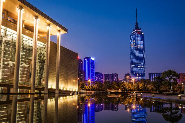 Edificio en la noche